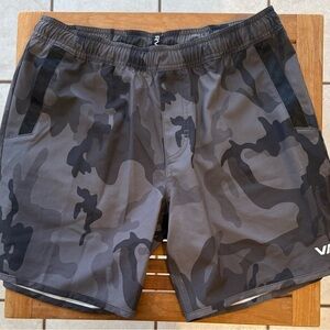 NWOT RVCA Black Camo Shorts Men’s Size Small Inseam 9”